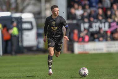 Barnsley 'den Jordan Williams, 1 Nisan 202 tarihinde İngiltere' nin Trent kentindeki Pirelli Stadyumu 'nda oynanan Burton Albion-Barnsley maçında topa vuruyor.