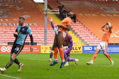 Blackpool 'dan Kylian Kouassi ve Blackpool' dan Jordan Lawrence-Gabriel, 1 Nisan 202 'de Bloomfield Road, Blackpool' da oynanan Blackpool-Wycombe Wanderers maçında kaçırılan gollere tepki verdiler.