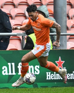 Blackpool 'dan Jordan Lawrence-Gabriel, 1 Nisan 202' de Bloomfield Road, Blackpool 'da oynanan Blackpool-Wycombe Wanderers maçında topa vuruyor.