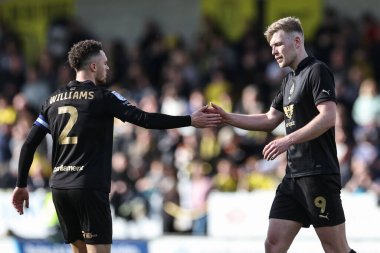 Barnsley 'den Jordan Williams, 1 Nisan 2024' te İngiltere 'nin Trent üzerine Burton' daki Pirelli Stadyumu 'nda oynanan Sky Bet 1 maçı sırasında yerine geçen Barnsley' li Sam Cosgrove 'a beşlik çakıyor.