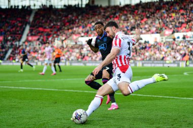 Stoke City 'den Enda Stevens topu Huddersfield Town' dan Delano Burgzorg 'un baskısı altında Stoke City - Huddersfield Town maçı sırasında Bet365 Stadyumu, Stoke-on-Trent, Birleşik Krallık, 1 Nisan 202