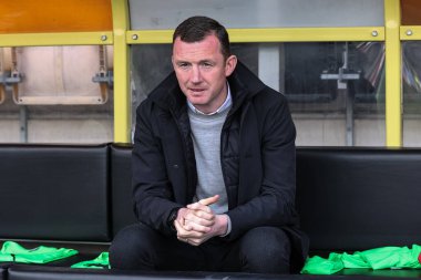 Neill Collins, 1 Nisan 202 'de İngiltere' de oynanan Sky Bet 1 karşılaşmasında Barnsley 'in antrenör koçu Burton Albion' a karşı Pirelli Stadyumu 'nda oynanan maç öncesi ısınma maçında
