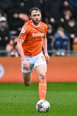 Blackpool 'dan Matthew Pennington, 1 Nisan 202' de Bloomfield Road, Blackpool 'da oynanan Blackpool-Wycombe Wanderers maçında topa vuruyor.