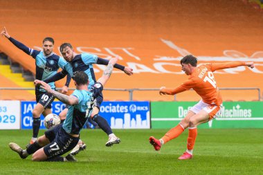 Blackpool 'dan Jake Beesley, 1 Nisan 202' de Bloomfield Road, Blackpool 'da Blackpool-Wycombe Wanderers maçında kalede şut çekiyor.