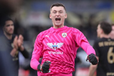 Barnsley 'den Liam Roberts, 1 Nisan 202' de İngiltere 'nin Trent kentindeki Pirelli Stadyumu' nda oynanan Burton Albion-Barnsley maçında taraftarlarıyla galibiyeti kutluyor.