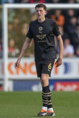 Barnsley 'li Mal de Gevigney, Sky Bet 1 maçı sırasında Burton Albion, Barnsley' e karşı Pirelli Stadyumu, Burton üzerine Trent, 1 Nisan 2024