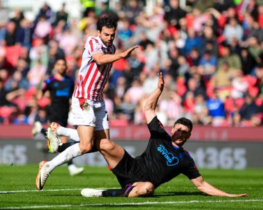 Huddersfield Town 'dan Matty Pearson Stoke City' den Mehdi Lris 'i Stoke City - Huddersfield Town maçı sırasında Bet365 Stadyumu, Stoke-on-Trent, Birleşik Krallık, 1 Nisan 2024' te yendi.