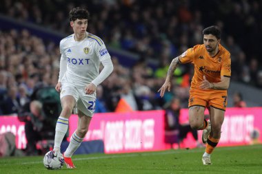 Leeds United 'dan Archie Gray, 1 Nisan 202' de İngiltere 'nin Leeds şehrinde oynanan Sky Bet Hull City maçında Hull City' li Ozan Tufan 'dan uzaklaşıyor.