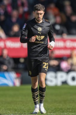 Barnsley takımından Corey O 'Keeffe, 1 Nisan 202' de İngiltere 'nin başkenti Trent' te oynanan Pirelli Stadyumu 'nda Burton Albion' a karşı oynanan 1.