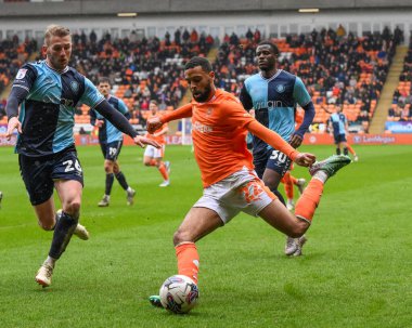 Blackpool 'dan CJ Hamilton, 1 Nisan 202' de Bloomfield Road, Blackpool 'da Blackpool-Wycombe Wanderers maçında topu geçiyor.