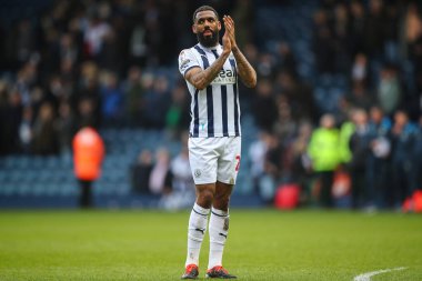 West Bromwich Albion 'dan Yann M' Vila, 1 Nisan 202 'de The Hawthorns, West Bromwich, Birleşik Krallık' ta oynanan West Bromwich Albion-Watford maçından sonra ev sahibi taraftarları alkışlıyor.