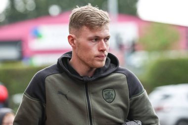 Barnsley 'den Sam Cosgrove, 1 Nisan 202 tarihinde İngiltere' nin Trent kentindeki Pirelli Stadyumu 'nda oynanan Burton Albion-Barnsley maçında sahaya çıktı.