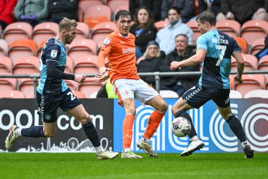 Blackpool 'dan Kyle Joseph, 1 Nisan 202' de Bloomfield Road, Blackpool 'da oynanan Blackpool-Wycombe Wanderers maçında topa vuruyor.