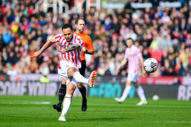 Stoke City 'den Lewis Baker kaleyi vuruyor ama 1 Nisan 202' de Stoke City, Stoke-on-Trent, İngiltere 'de Huddersfield Town' a karşı oynanan Sky Bet Şampiyonası maçında Huddersfield Town 'dan Lee Nicholls kurtardı.