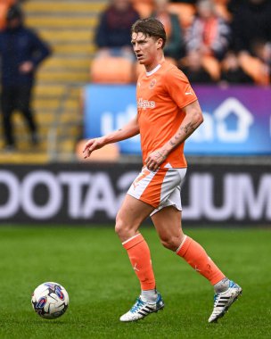 Blackpool 'dan George Byers, 1 Nisan 202' de Bloomfield Road, Blackpool 'da oynanan Blackpool-Wycombe Wanderers maçında topa vuruyor.