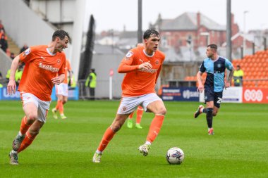 Blackpool 'dan Kyle Joseph, 1 Nisan 202' de Bloomfield Road, Blackpool 'da oynanan Blackpool-Wycombe Wanderers maçında topa vuruyor.