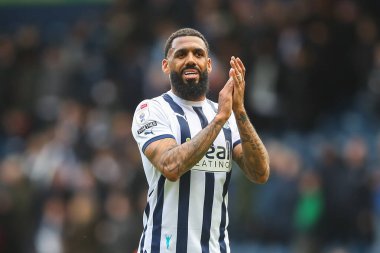 West Bromwich Albion 'dan Yann M' Vila, 1 Nisan 202 'de The Hawthorns, West Bromwich, Birleşik Krallık' ta oynanan West Bromwich Albion-Watford maçından sonra ev sahibi taraftarları alkışlıyor.