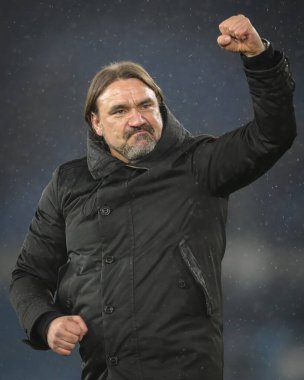 Leeds United 'ın Daniel Farke teknik direktörü, 1 Nisan 2024' te Leeds Road, İngiltere 'de Leeds United ile Hull City arasındaki Sky Bet Şampiyonası maçının ardından taraftarları tam zamanlı olarak selamlıyor.