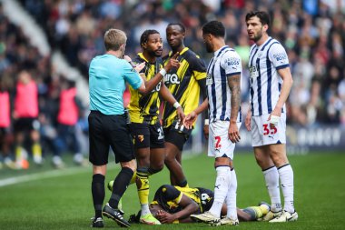 Watford 'dan Emmanuel Dennis ile Batı Bromwich Albion' dan Darnell Furlong arasındaki gerginlik, West Bromwich Albion 'a karşı Watthorns, West Bromwich, Birleşik Krallık' ta 1 Nisan 202 'de oynanan Sky Bet Şampiyonası maçında patlak verdi.