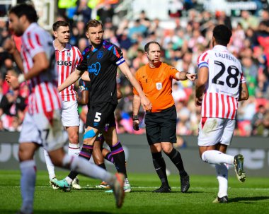 Hakem Jeremy Simpson, Stoke City - Huddersfield Town maçında 1 Nisan 202 'de Bet365 Stadyumu, Stoke-on-Trent' te oynadı.