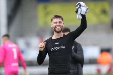 Barnsley 'den John Mcatee, 1 Nisan 202 tarihinde İngiltere' nin Trent kentindeki Pirelli Stadyumu 'nda oynanan 1.