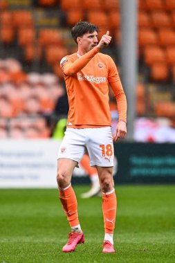 Blackpool 'dan Jake Beesley, 1 Nisan 202' de Bloomfield Road, Blackpool 'da oynanan Blackpool-Wycombe Wanderers maçında takım arkadaşına baş parmağını kaldırdı.