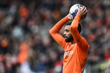 Blackpool takımından CJ Hamilton, 1 Nisan 202 'de Bloomfield Road, Blackpool' da Blackpool-Wycombe Wanderers maçında oyuna girdi.