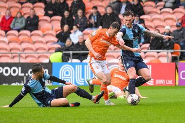 Blackpool 'dan Matty Virtue, 1 Nisan 202' de Bloomfield Road, Blackpool 'da oynanan Blackpool-Wycombe Wanderers maçında topa vuruyor.