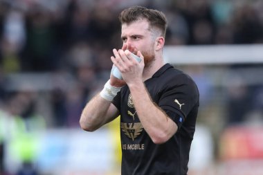Barnsley 'den Nicky Cadden, 1 Nisan 202 tarihinde İngiltere' nin Trent kentindeki Pirelli Stadyumu 'nda oynanan Burton Albion-Barnsley maçında taraftarlarıyla galibiyeti kutluyor.