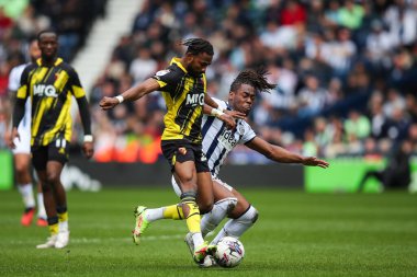 Watford 'dan Emmanuel Dennis, West Bromwich Albion' dan Brandon Thomas-Asante 'yi Sky Bet Şampiyonası maçında Hawthorns, West Bromwich, Birleşik Krallık, 1 Nisan 202' de West Bromwich Albion, Watford 'a karşı yendi.