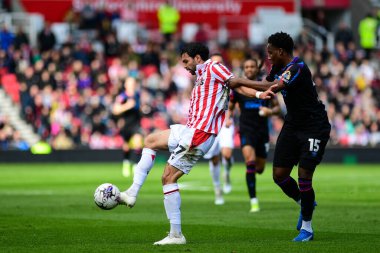 Stoke City 'den Mehdi Lris, 1 Nisan 2024' te Stoke City ile Huddersfield Town arasındaki Sky Bet Şampiyonası maçında Jaheim Headley 'i durdurdu.