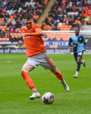 Blackpool 'dan Sonny Carey, 1 Nisan 202' de Bloomfield Road, Blackpool 'da oynanan Blackpool-Wycombe Wanderers maçında, Gökyüzü İddia Ligi 1 maçını kazandıran topa vuruyor.