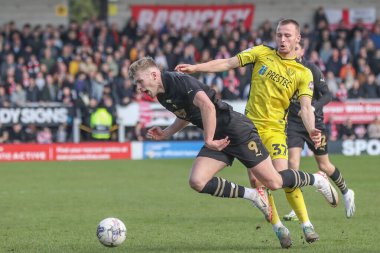 Barnsley 'den Sam Cosgrove, 1 Nisan 202' de İngiltere 'nin Trent kentindeki Pirelli Stadyumu' nda Burton Albion 'a karşı Burton Albion' un oynadığı Sky Bet 1 karşılaşmasında Burton Albion 'dan Tom Hamer' a faul yaptı.