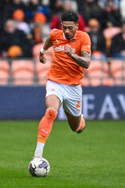 Blackpool 'dan Jordan Lawrence-Gabriel, 1 Nisan 202' de Bloomfield Road, Blackpool 'da oynanan Blackpool-Wycombe Wanderers maçında topa vuruyor.