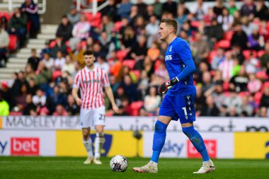 Stoke City 'den Daniel Iversen, Stoke City - Huddersfield Town maçı sırasında 1 Nisan 202' de, Stoke-on-Trent Stadyumu 'nda oynandı.