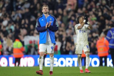 Leeds United 'dan Patrick Bamford, 1 Nisan 202' de Leeds, İngiltere 'deki Elland Road' da oynanan Sky Bet Şampiyonası maçından sonra taraftarlarını alkışlıyor ve alkışlıyor.