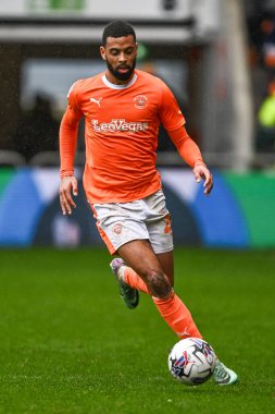 Blackpool 'dan CJ Hamilton, 1 Nisan 202' de Bloomfield Road, Blackpool 'da oynanan Blackpool-Wycombe Wanderers maçında topa vuruyor.