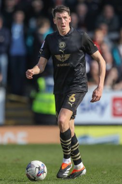 Barnsley 'li Mal de Gevigney, Sky Bet 1 maçı sırasında Burton Albion, Barnsley' e karşı Pirelli Stadyumu, Burton üzerine Trent, 1 Nisan 2024