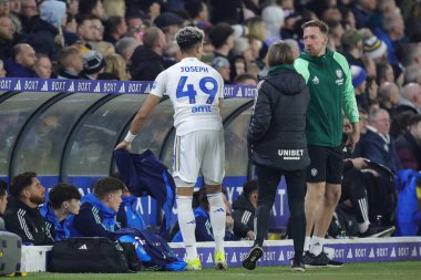 Leeds United takımından Mateo Joseph, 1 Nisan 202 'de Leeds Road, İngiltere' de Leeds United ile Hull City arasındaki Sky Bet Şampiyonası 'nın ikinci yarısındaki maça çıkmaya hazırlanıyor.