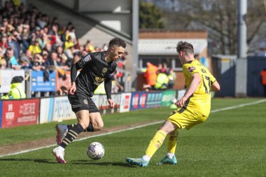 Barnsley 'den Jordan Williams ve Burton Albion' dan Mark Helm Sky Bet Ligi 1 karşılaşmasında Burton Albion 'a karşı Pirelli Stadyumu, Burton üzerine Trent, İngiltere, 1 Nisan 202