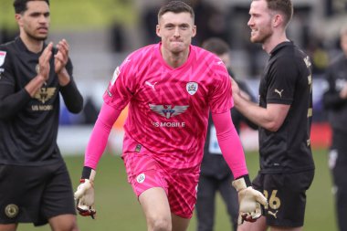 Barnsley 'den Liam Roberts, 1 Nisan 202' de İngiltere 'nin Trent kentindeki Pirelli Stadyumu' nda oynanan Burton Albion-Barnsley maçında taraftarlarıyla galibiyeti kutluyor.