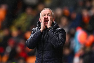 Blackpool 'un Neil Critchley menajeri takımına 1 Nisan 202' de Bloomfield Road, Blackpool 'da oynanan Blackpool-Wycombe Wanderers maçında talimat verdi.