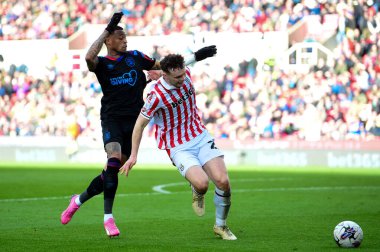 Stoke City 'den Luke McNally, Stoke City, Stoke-on-Trent, İngiltere' de 1 Nisan 202 'de oynanan Sky Bet Şampiyonası maçında Stoke City-Huddersfield Town maçında gol atma şansını reddetti.