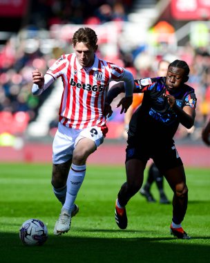 Stoke City 'den Wouter Burger, Stoke City, Stoke-on-Trent, Birleşik Krallık' ta 1 Nisan 202 'de oynanan Stoke City-Huddersfield Town maçında Huddersfield Town maçında Huddersfield Town' dan Alex Matos 'tan uzaklaşıyor.