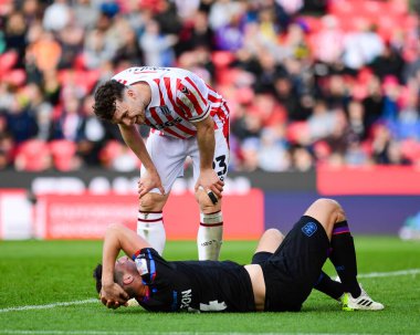 Stoke City 'den Luke McNally, 1 Nisan 202' de Stoke City ile Huddersfield Town arasındaki Sky Bet Şampiyonası maçında Huddersfield Town 'dan Matty Pearson' a gülüyor.