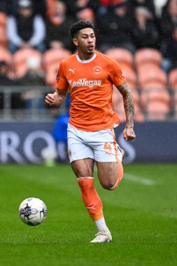 Blackpool 'dan Jordan Lawrence-Gabriel, 1 Nisan 202' de Bloomfield Road, Blackpool 'da oynanan Blackpool-Wycombe Wanderers maçında topa vuruyor.