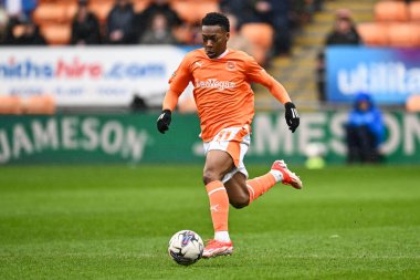Blackpool takımından Karamoko Dembele, 1 Nisan 202 'de Bloomfield Road, Blackpool' da oynanan Blackpool-Wycombe Wanderers maçında topa vuruyor.