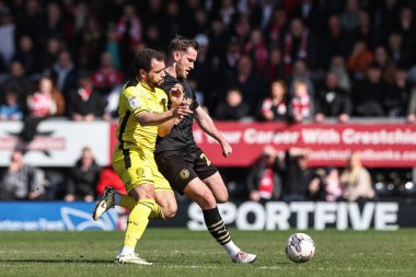 Barnsley 'den Jamie McCart, 1 Nisan 202 tarihinde İngiltere' nin Trent kentindeki Pirelli Stadyumu 'nda oynanan Burton Albion-Barnsley maçında topu temizliyor.