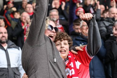 Barnsley taraftarları Barnsley 'li John Mcatee' nin Sky Bet 1 karşılaşmasında 1-1 kazanmasını kutluyorlar. Burton Albion 'a karşı Pirelli Stadyumu, Burton' a karşı Trent, İngiltere, 1 Nisan 202
