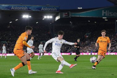 Leeds United takımından Archie Gray, Sky Bet Şampiyonası maçında Leeds United 'ın Hull City' e karşı oynadığı Elland Road, Leeds, İngiltere 'de 1 Nisan 202' de şutunu atıyor.